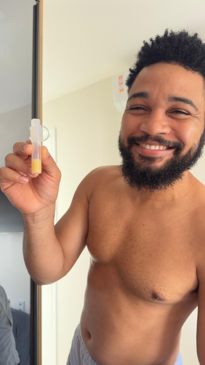 Pai de Antônio feliz após coletar colostro
